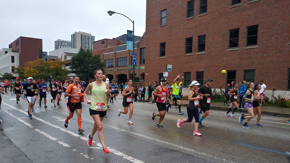 Cô gái 8X lập KLTG vừa làm xiếc tung hứng vừa chạy marathon