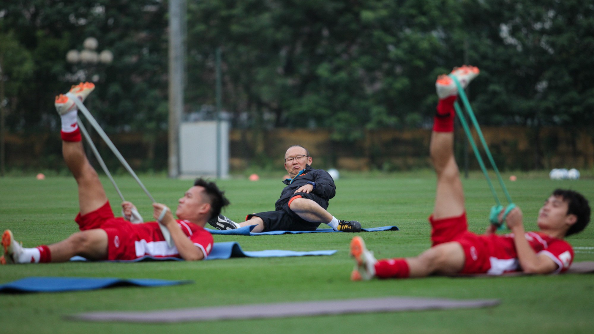 Video: HLV Park Hang Seo bị "hầm nhừ" khi đá ma với các  học trò