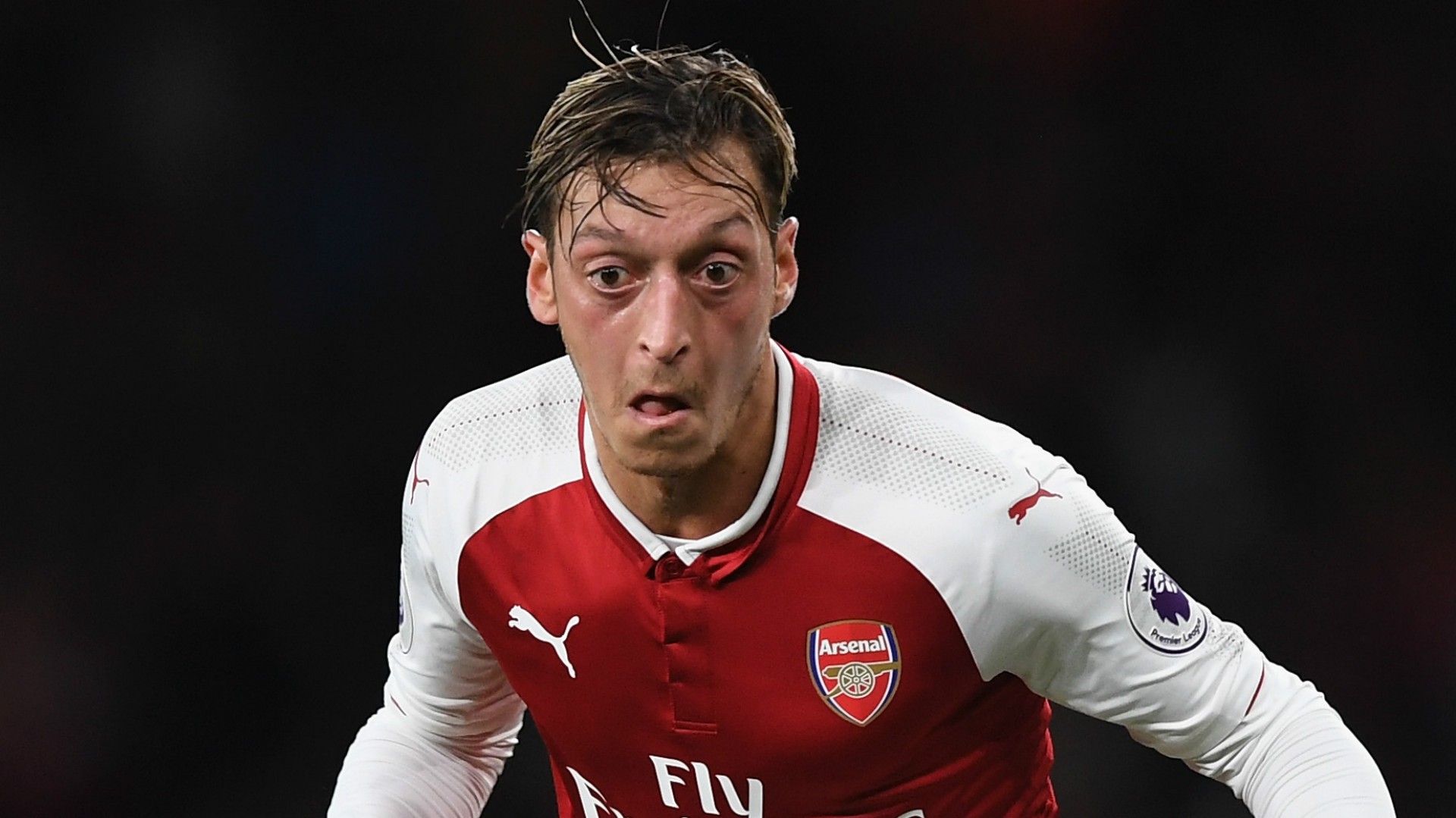 Ozil đáp trả gay gắt những chỉ trích của các huyền thoại nhắm vào mình