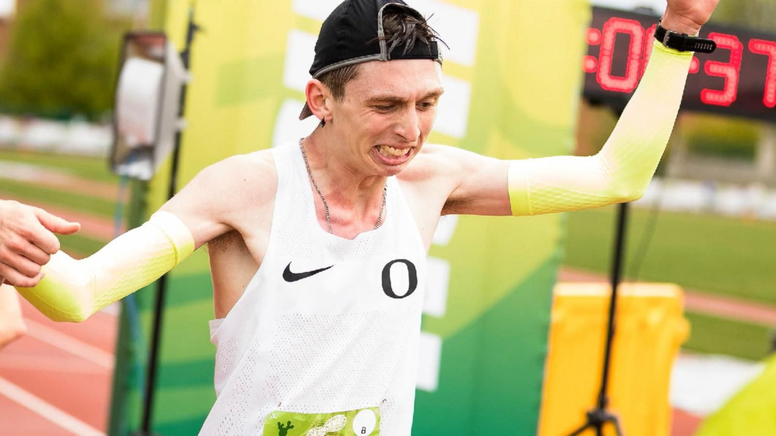 Lạ: Hãng giày Nike ký hợp đồng với runner bị bại não