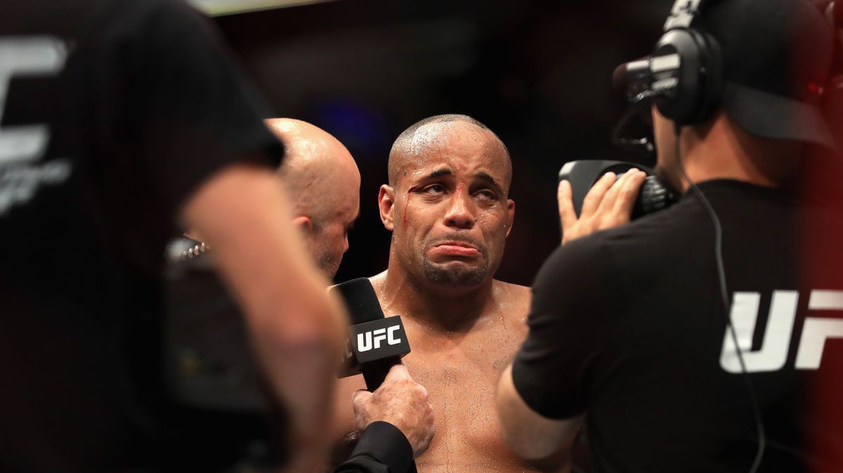 Jon Jones: "Thật khó cầm lòng khi thấy Cormier khóc"