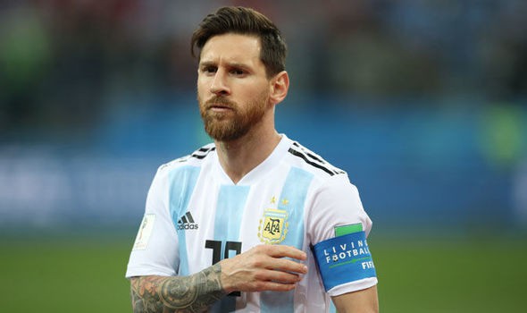 Maradona: “Messi trước mỗi trận đi tắm 20 lần thì không làm thủ lĩnh được” - Ảnh 1. Maradona: “Messi trước mỗi trận đi tắm 20 lần thì không làm thủ lĩnh được” - Ảnh 1.