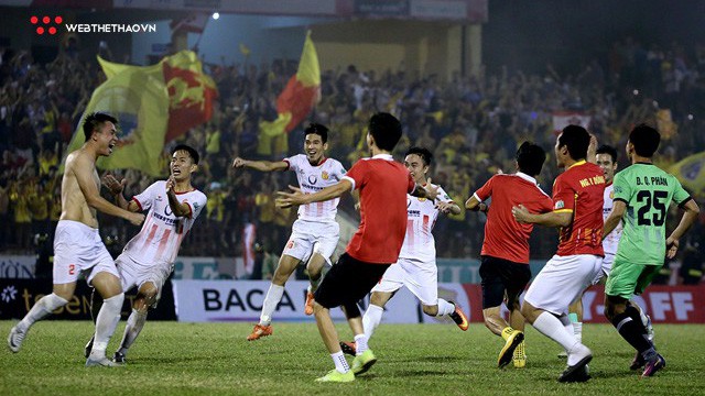 Nam Định trụ hạng, ăn mừng bằng "cơm bình dân"