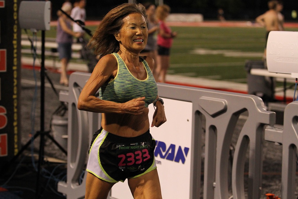 Kỳ tích của runner 70 tuổi chinh phục đường chạy Chicago Marathon - Ảnh 3. Kỳ tích của runner 70 tuổi chinh phục đường chạy Chicago Marathon - Ảnh 3.
