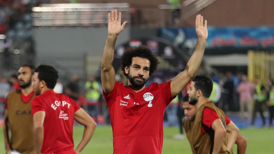 Chiêm ngưỡng siêu phẩm đá phạt góc thành bàn của Salah trước khi rời sân vì chấn thương