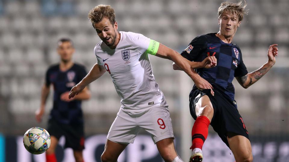 Hy hữu trận Anh gặp Croatia phải tạm dừng vì Harry Kane sút rách lưới