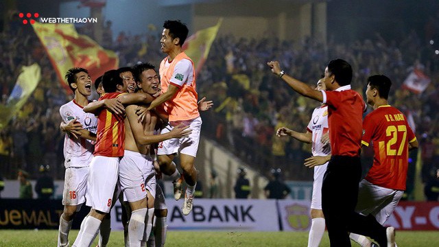 Nam Định cười tươi sau trụ hạng, BTC V.League cười nụ mừng thầm