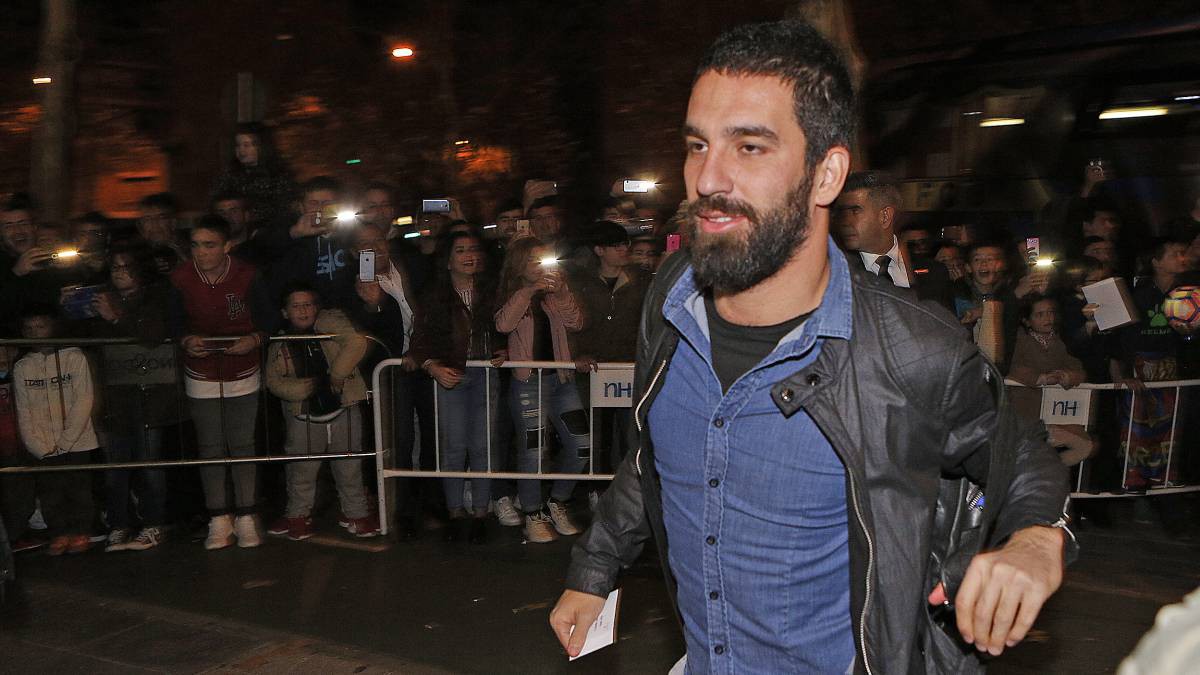Quá khứ bất hảo và án tù 15 năm lơ lửng trên đầu cựu sao Barca vì vác súng... đi xin lỗi
