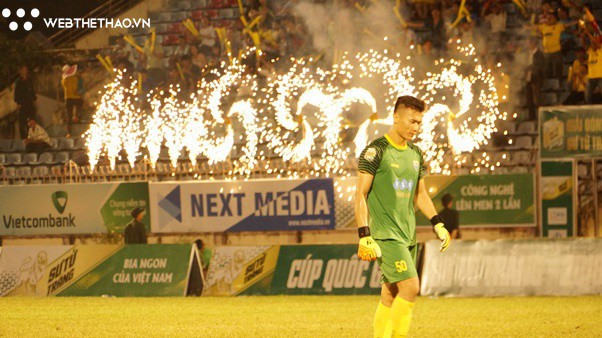 HLV Trần Minh Chiến an ủi sai lầm của Bùi Tiến Dũng khiến FLC Thanh Hoá mất Cup QG