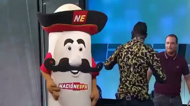 Deontay Wilder đấm sấp mặt mascot trên sóng truyền hình