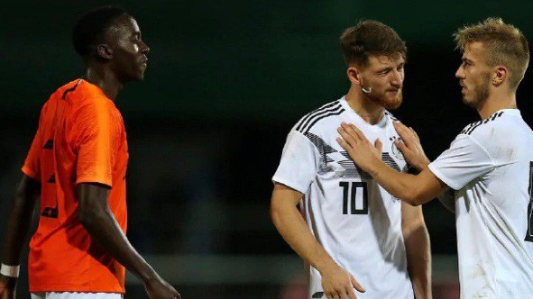 Tái hiện màn "phun mưa" tai tiếng của đàn anh Rijkaard với Rudi Voller, sao trẻ U20 Hà Lan bị treo giò