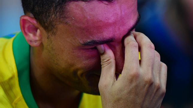 Hậu vệ Man City rời sân trong nước mắt vì dính chấn thương nặng