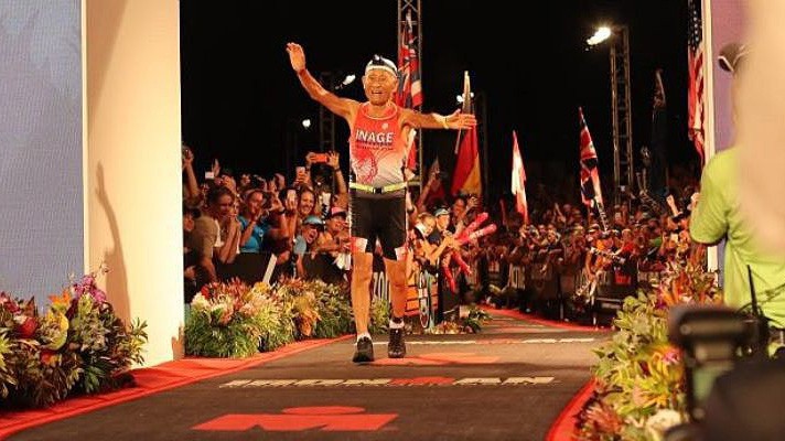 "Người thép" 86 tuổi lập kỷ lục 17 giờ hoàn thành Ironman Kona