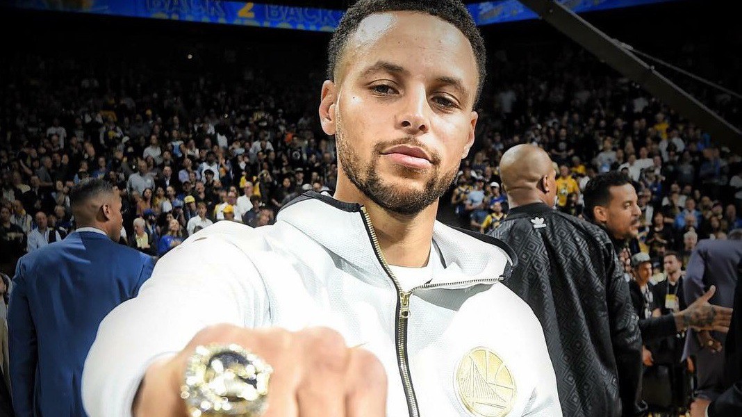 Stephen Curry khiến fan cảm động khi nhường vinh quang cho "người lạ ơi" tại lễ trao nhẫn vô địch