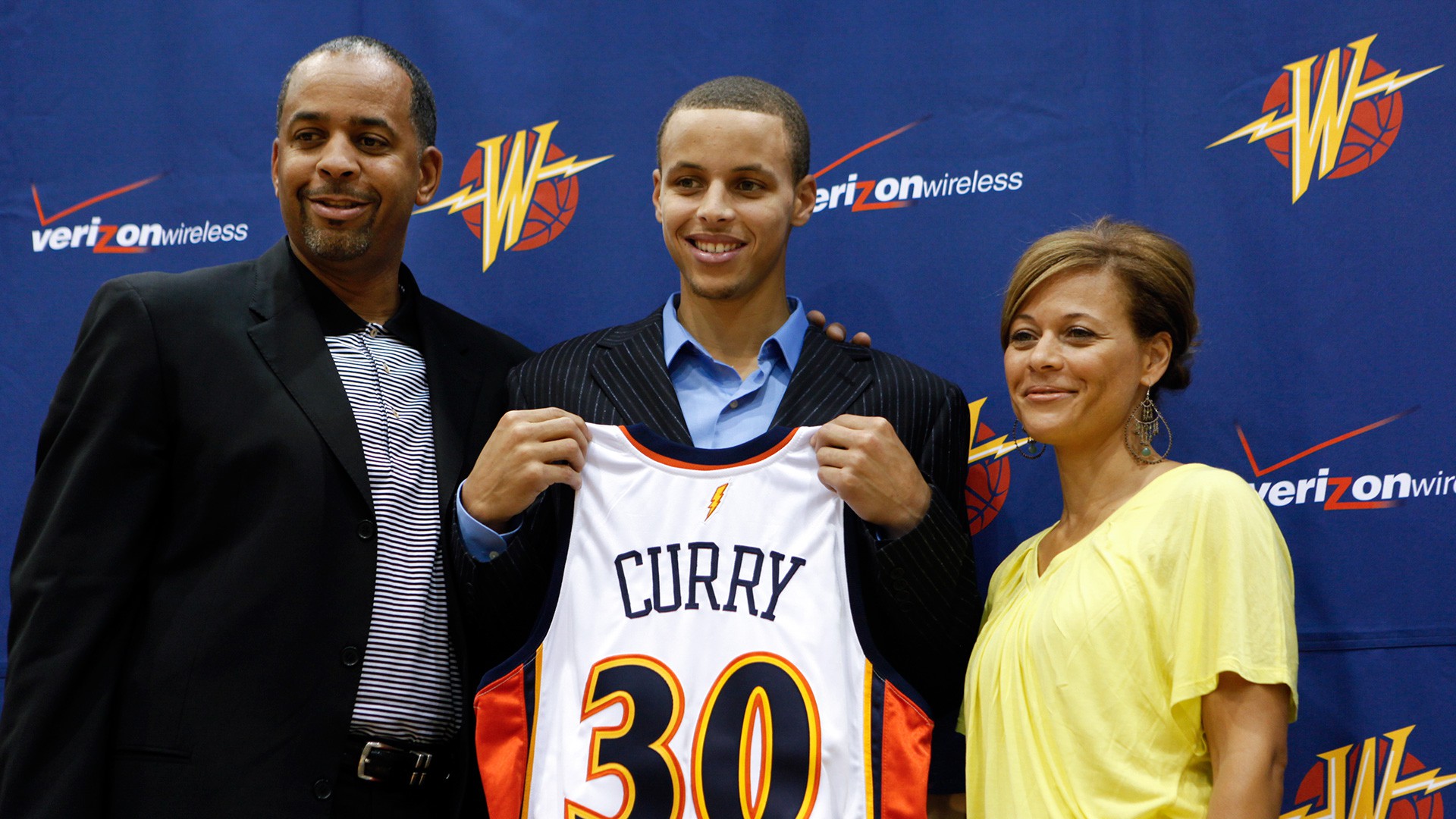 Stephen Curry - Vị thánh ở Oracle Arena - Ảnh 3. Stephen Curry - Vị thánh ở Oracle Arena - Ảnh 3.