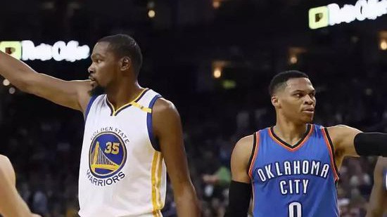Nhìn Durant nhận nhẫn vô địch mà lòng Westbrook nặng trĩu