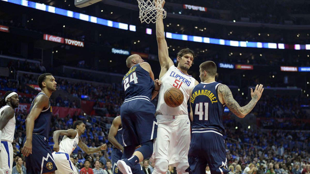 Rổ của Los Angeles đã phải chỉnh sửa lại sau cú dunk chân không rời đất của Boban Marjanovic