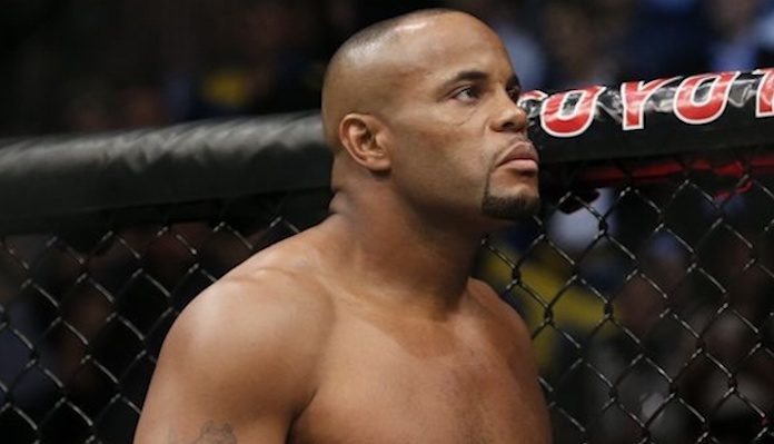 Daniel Cormier: Tôi từ bỏ đai chứ không hề bị tước bỏ đai! - Ảnh 3.
