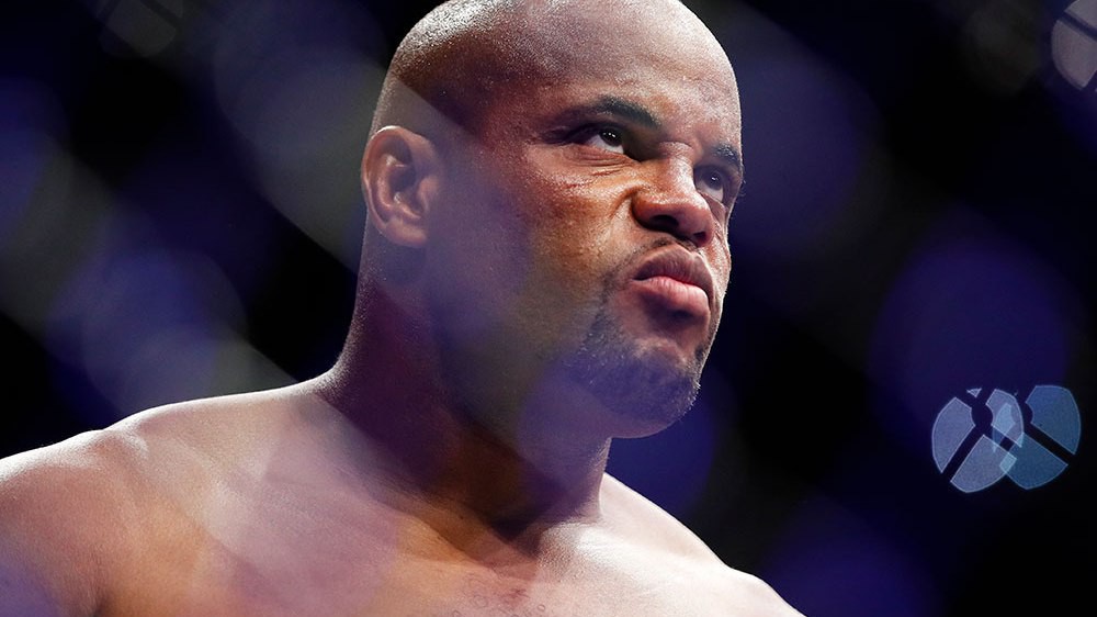 Than đau tay, Daniel Cormier bị Ủy ban Thể thao New York mời gặp mặt