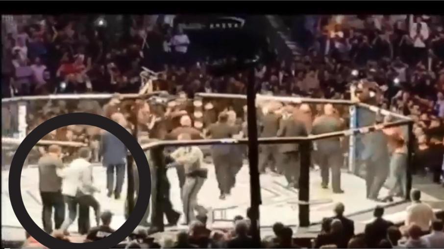Daniel Cormier từng bị CĐV Ireland can ngăn vì tưởng... nhảy vào lồng giúp Khabib đánh McGregor