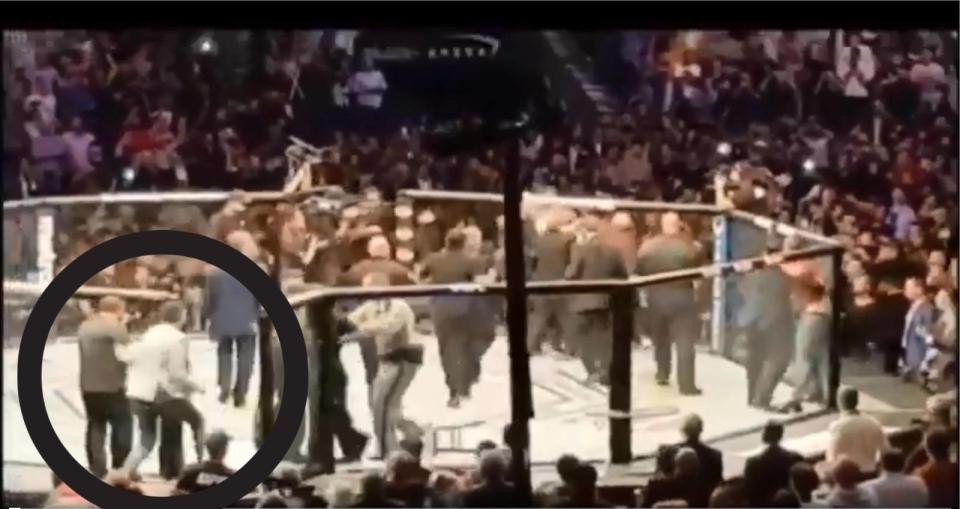 Daniel Cormier từng bị CĐV Ireland can ngăn vì tưởng... nhảy vào lồng giúp Khabib đánh McGregor - Ảnh 4. Daniel Cormier từng bị CĐV Ireland can ngăn vì tưởng... nhảy vào lồng giúp Khabib đánh McGregor - Ảnh 4.