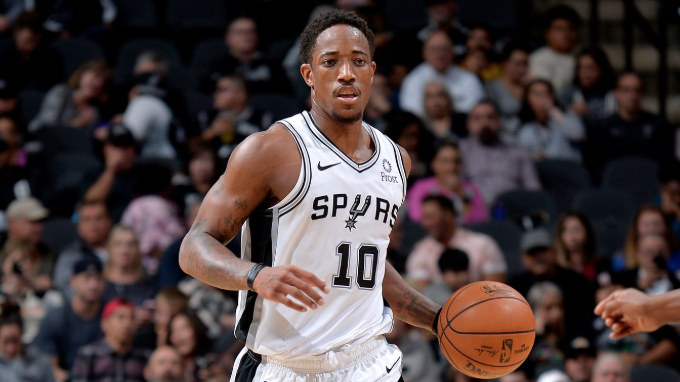 "Cháy hàng" sau màn ra mắt mĩ mãn, DeMar DeRozan còn không mua được áo đấu tặng mẹ
