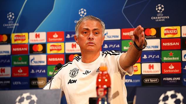 Mourinho công kích thái độ một số cầu thủ MU trước trận gặp Valencia