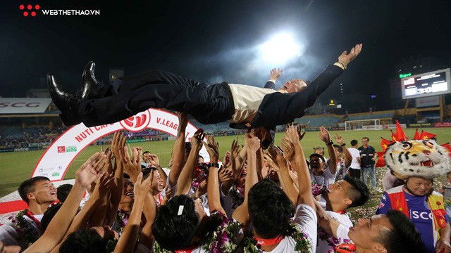 Chùm ảnh: Hà Nội FC vỡ òa hạnh phúc khi chính thức đăng quang V. League 2018