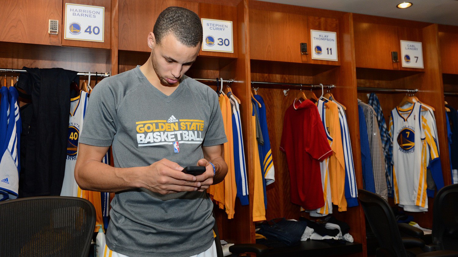 Vì sao nhiều đội bóng NBA đã áp dụng biện pháp "tịch thu" điện thoại của cầu thủ?