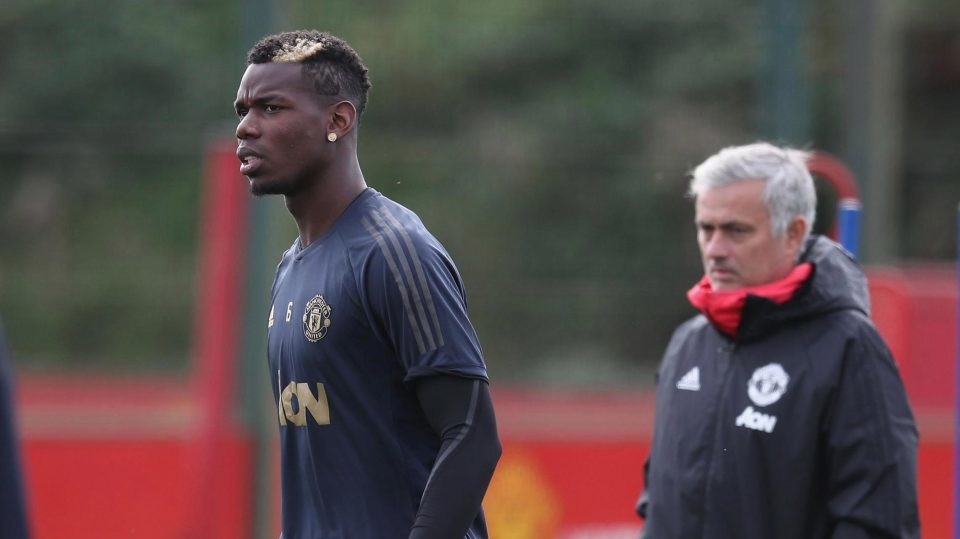 Paul Pogba bắt tay với toàn đội MU, nhưng ngó lơ Jose Mourinho trên sân tập