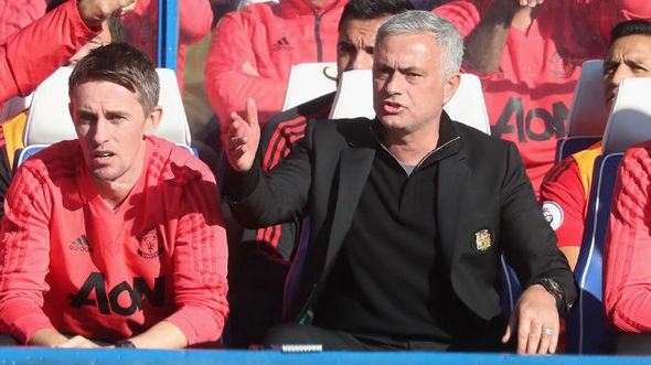 Mourinho trách trọng tài cho bù giờ quá nhiều, Sarri xin lỗi hộ trợ lý
