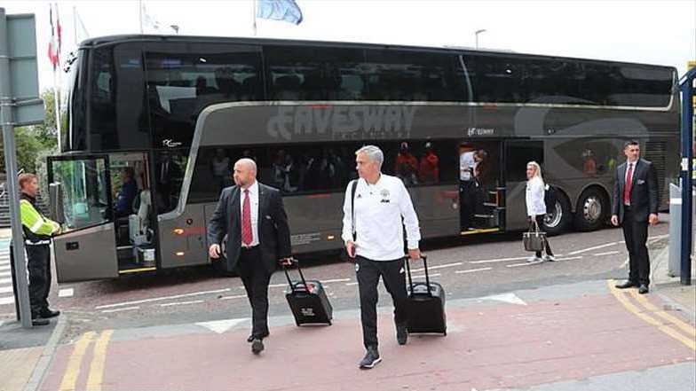Man Utd nhận án phạt vì "cao su" giờ giấc ở Champions League