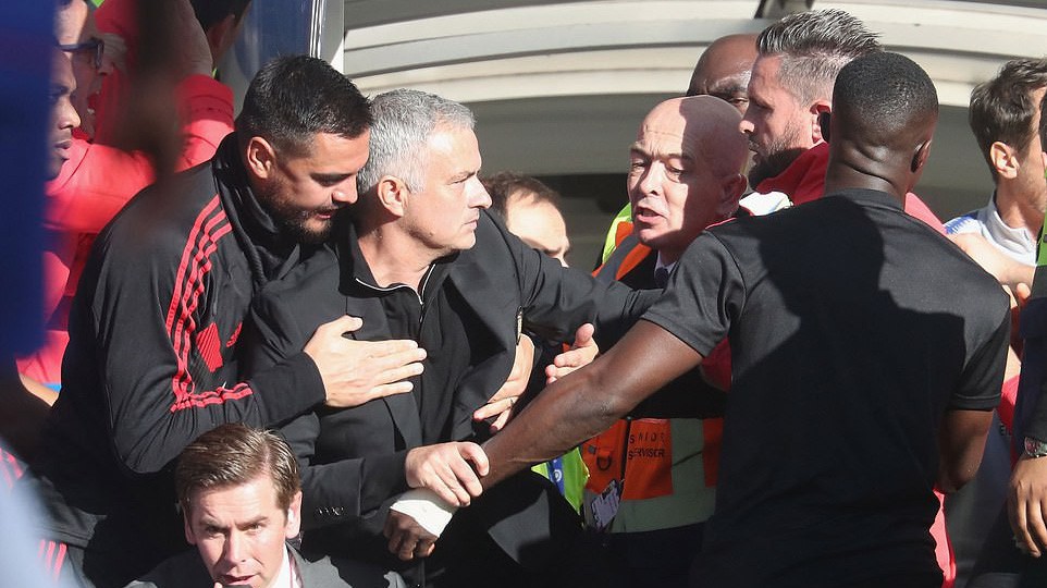 Bị trợ lý HLV Sarri khiêu khích, Mourinho nổi đoá định tái hiện hình ảnh tay đấm Khabib lao vào đội McGregor