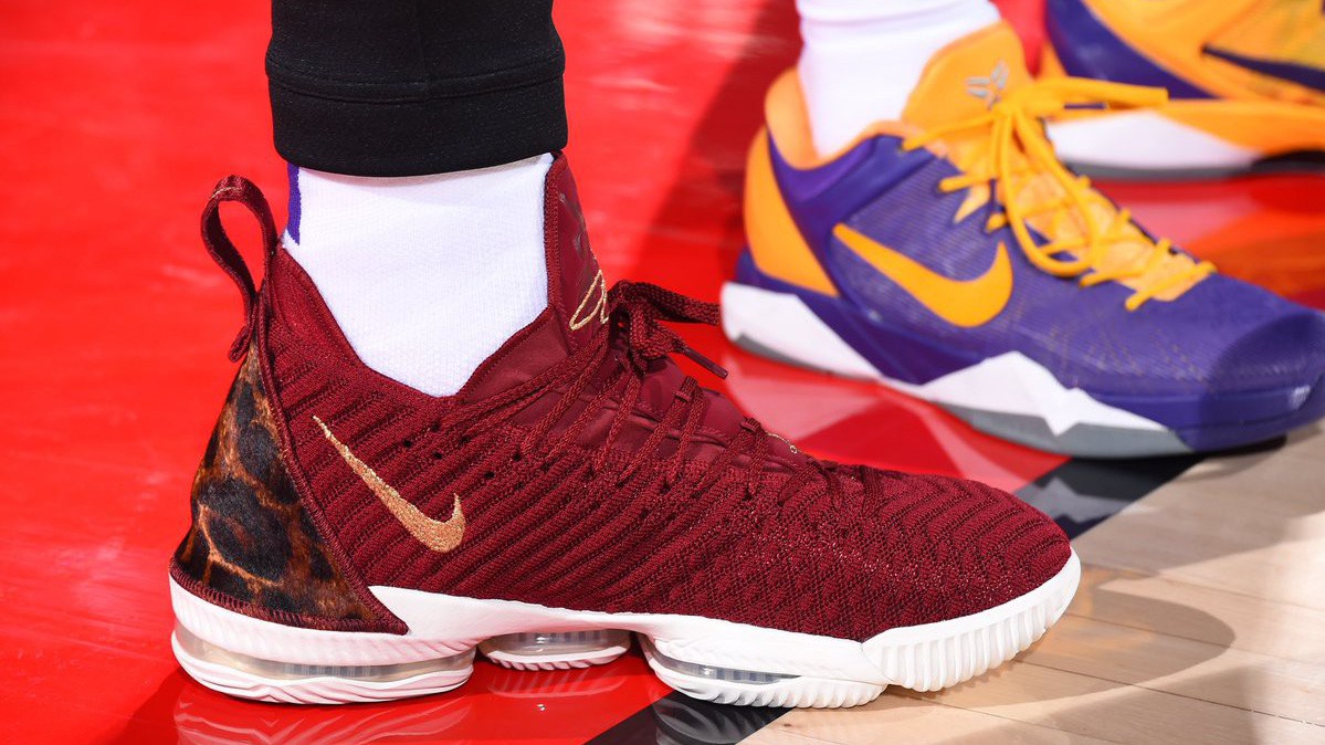 Sự thật đằng sau đôi giày màu Cavaliers của LeBron James trong ngày ra mắt Los Angeles Lakers