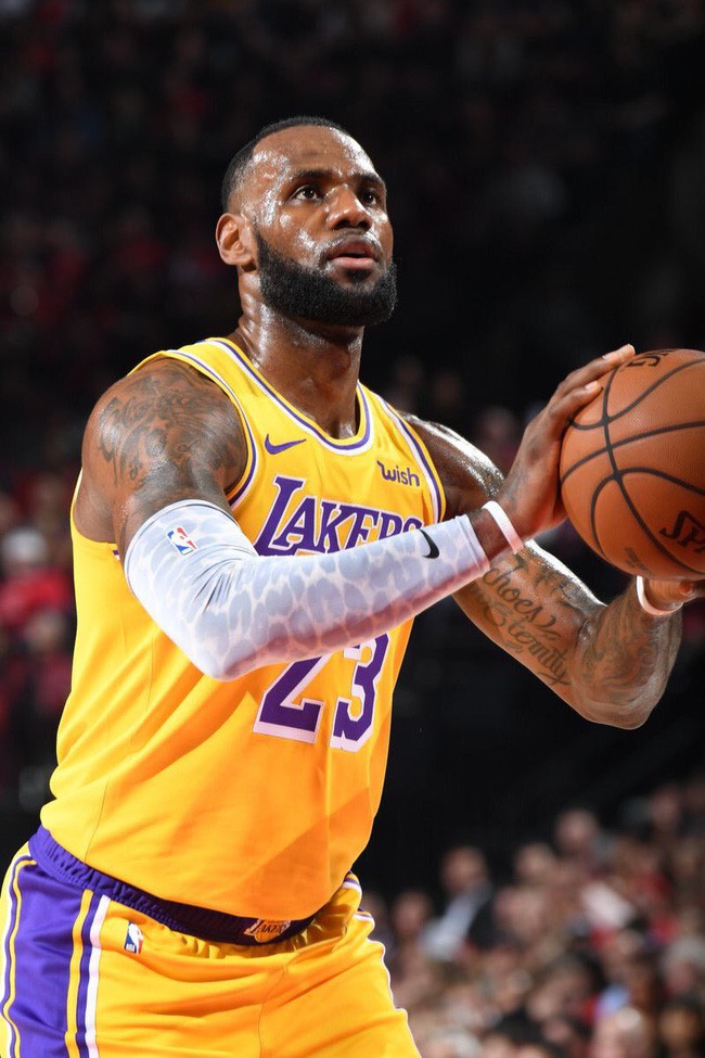 Sự thật đằng sau đôi giày màu Cavaliers của LeBron James trong ngày ra mắt Los Angeles Lakers - Ảnh 3. Sự thật đằng sau đôi giày màu Cavaliers của LeBron James trong ngày ra mắt Los Angeles Lakers - Ảnh 3.