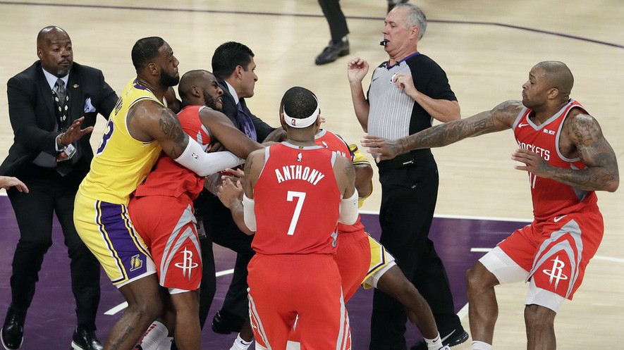 Sau khi chồng đấm nhau ở trong sân, vợ của Chris Paul bị người nhà của Rajon Rondo chửi bới trên ghế khán giả