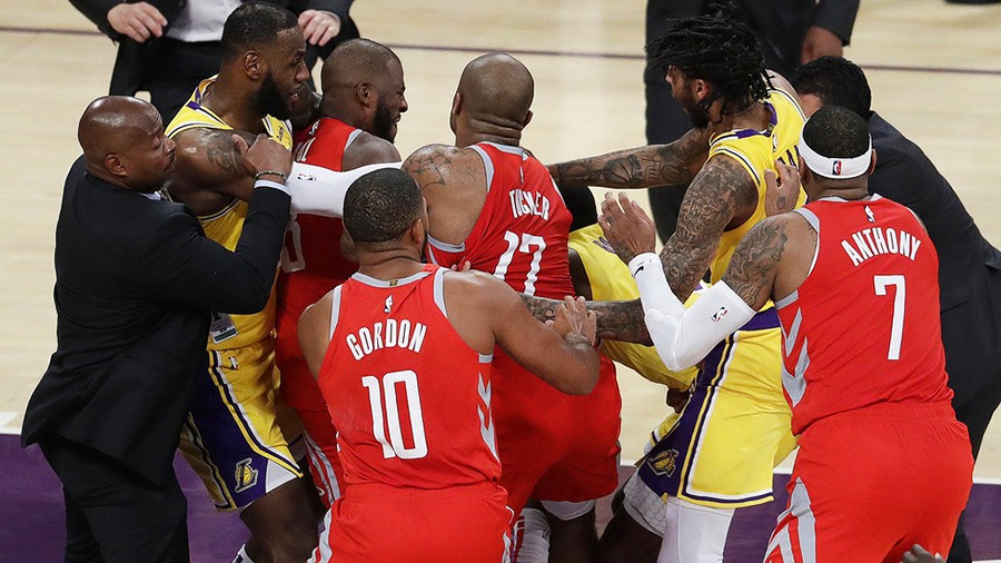 Rajon Rondo và Chris Paul "dằn mặt" tay đấm Floyd Mayweather ngay tại sân bằng màn đấm nhau kịch liệt