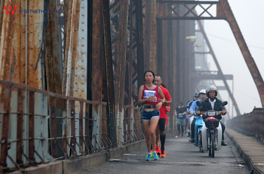 Phạm Thị Huệ vô địch trong lần đầu chạy marathon ở giải chạy di sản Hà Nội - Ảnh 9.