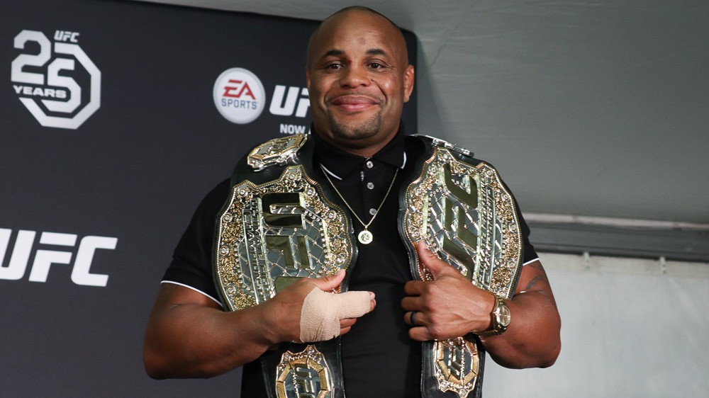 Daniel Cormier kể chuyện "đoàn kết kiểu Dagestan"
