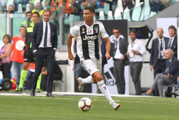 Cristiano Ronaldo cân bằng kỉ lục ghi bàn 61 năm của huyền thoại John Charles cho Juventus - Ảnh 1. Cristiano Ronaldo cân bằng kỉ lục ghi bàn 61 năm của huyền thoại John Charles cho Juventus - Ảnh 1.