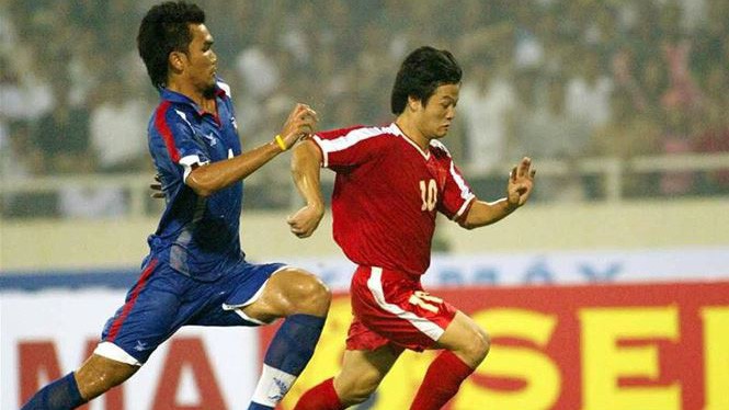 Văn Quyến khiến mọi người lác mắt với cú đá trúng cột điện… vào đêm khuya