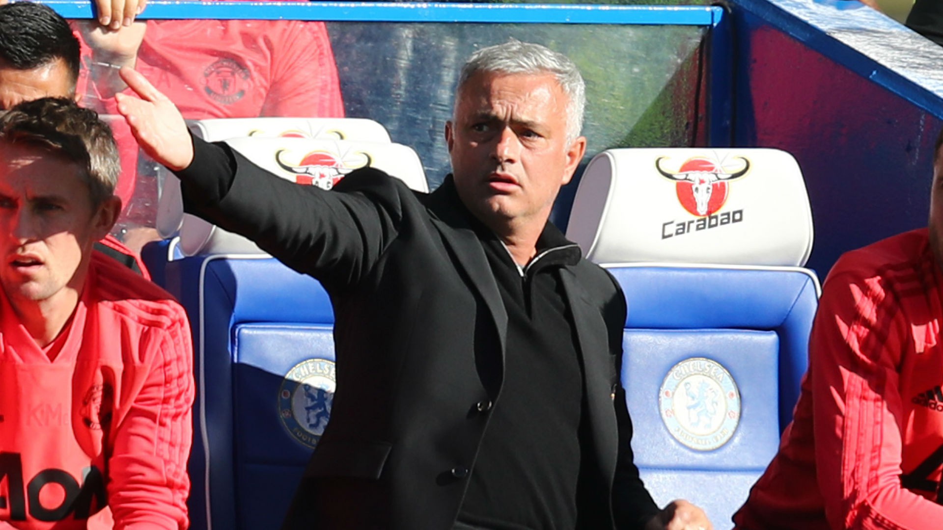 Lộ đội hình chính gặp Chelsea, Jose Mourinho điên tiết quyết tìm cho được "nội gián"