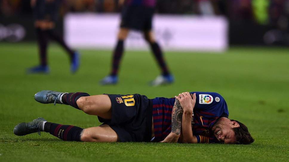 Bị gãy tay, nhưng Lionel Messi vẫn sẽ cắn răng để đá El Clasico?