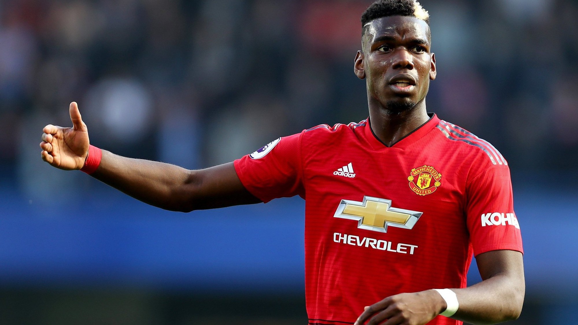 Mừng 1 điểm trước Chelsea bằng kiểu tóc chất lừ, Paul Pogba nhận gạch đá từ NHM Man Utd