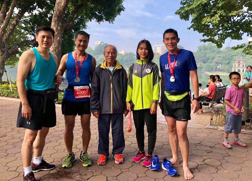 Tượng đài điền kinh Bùi Lương: Xúc động tham dự giải chạy marathon Hà Nội - Ảnh 11.