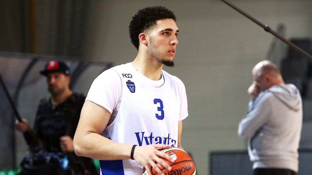 Một gái chuyển giới tại Vegas đang dọa đăng clip sex của LiAngelo Ball