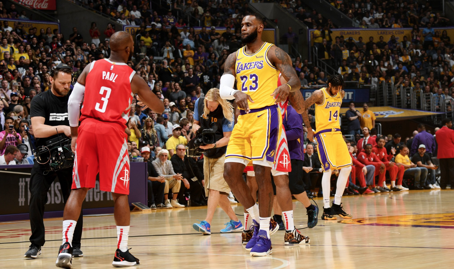 Chỉ trong 2 ngày, giá bán lại mẫu giày ra mắt sân nhà của LeBron James tăng chóng mặt - Ảnh 2. Chỉ trong 2 ngày, giá bán lại mẫu giày ra mắt sân nhà của LeBron James tăng chóng mặt - Ảnh 2.