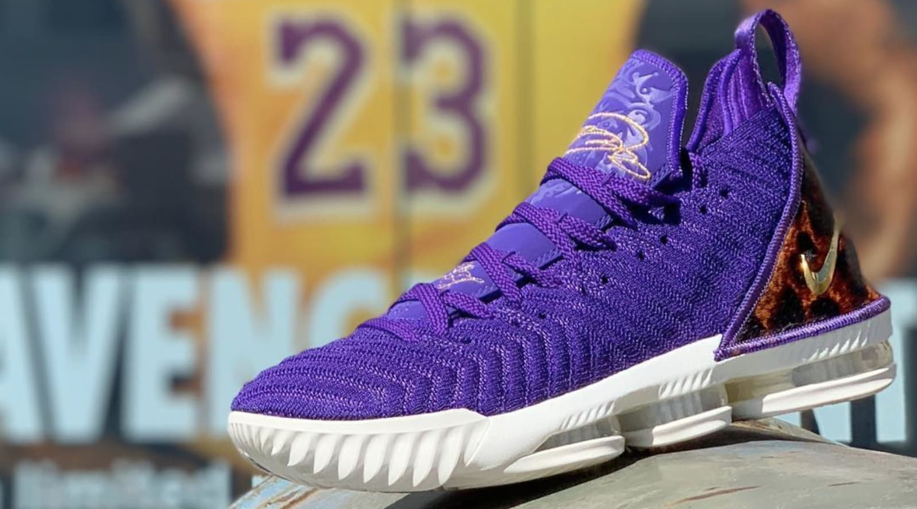 Chỉ trong 2 ngày, giá bán lại mẫu giày ra mắt sân nhà của LeBron James tăng chóng mặt - Ảnh 1. Chỉ trong 2 ngày, giá bán lại mẫu giày ra mắt sân nhà của LeBron James tăng chóng mặt - Ảnh 1.