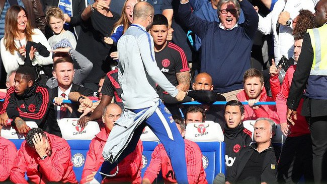 Tiết lộ tình tiết mới trong vụ HLV Mourinho bị trợ lý HLV Sarri khiêu khích