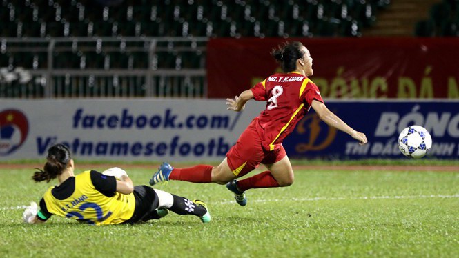 Phạt anh Cà Rê với... cầu thủ nữ